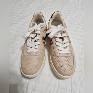 New sneakers snake print on the back